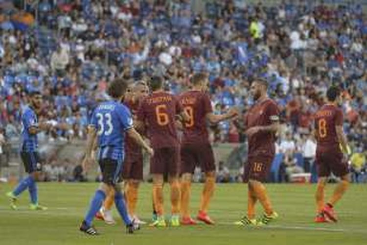 Para pemain AS Roma merayakan gol ke gawang Montreal Impact pada laga persahabatan di Quebec, Rabu (3/8/2016). 