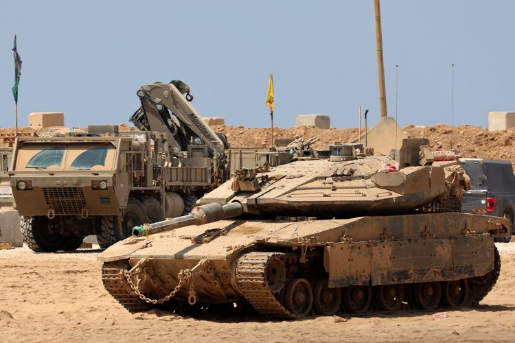 Kendaraan militer Israel diposisikan di sepanjang perbatasan dengan Jalur Gaza pada 21 Agustus 2025. Israel menggempur Kota Gaza dan daerah pinggirannya semalam, kata penduduk pada 20 Agustus, saat militer mengumumkan telah mengambil langkah awal dalam upayanya untuk merebut benteng utama terakhir Hamas. Sejak Sabtu hingga Minggu (23-24/8/2025) malam waktu setempat, pesawat dan tank Israel menggempur pinggiran timur dan utara Kota Gaza. Menteri pertahanan Israel menegaskan ofensif akan dilanjutkan, kecuali Hamas tunduk pada pihaknya.