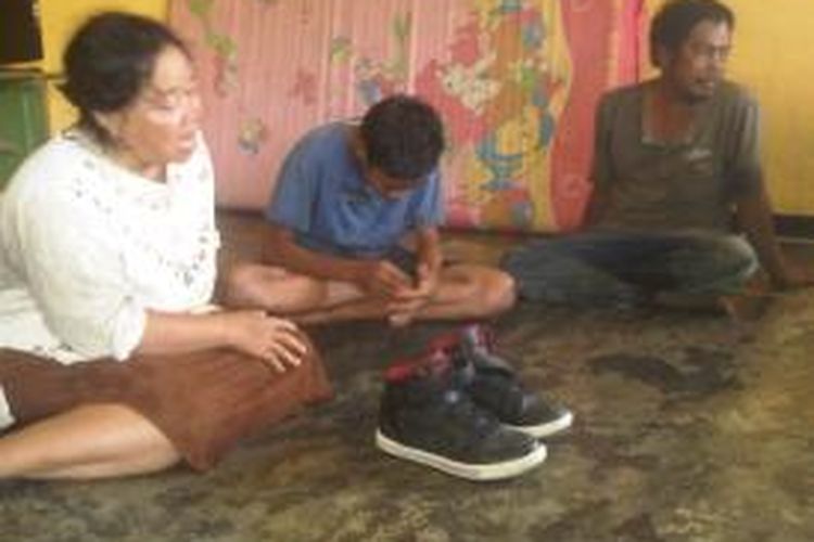 Cepi Hendriansyah (tengah), siswa SMP yang disuruh keluar gara-gara salah menyimpan sepatu di sekolah saat ditemui di rumahnya, Senin (3/2/2014). 