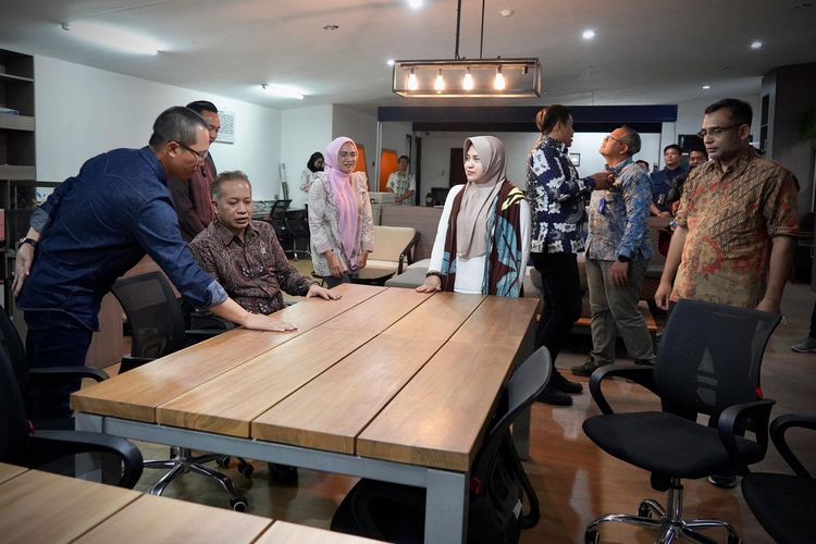 Wakil Menteri Koperasi Ferry Juliantono dan jajaran Kementerian Koperasi melakukan kunjungan ke lokasi pabrik BMN Living di Pasuruan, Jawa Timur pada Jumat (10/1/2025).