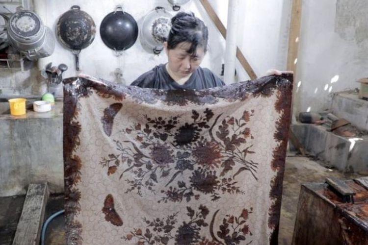 Widia biasanya menghabiskan waktu tiga tahun untuk membuat selembar kain.