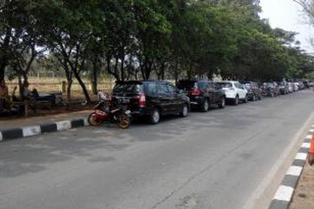 Deretan parkir liar di kawasan sekitar Taman BMW, Jl. Sunter Barat, Papanggo, Jakarta Utara, Selasa (15/9/2015).