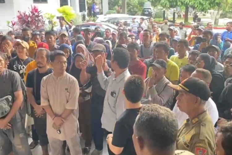Ratusan pedagang di Blok A dan B Terminal Pasar Mardika Ambon mendatangi kantor DPRD Kota Ambon, Jumat (14/6/2024). Kedatangan para pedagang ini untuk meminta DPRD membantu mereka dari rencana pembongkaran lapak yang akam dilakukan Pemkot Ambon