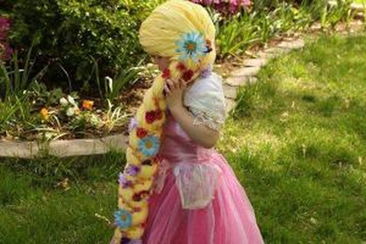 Karya rambut rajut Holly Christensen untuk anak-anak perempuan penderita kanker