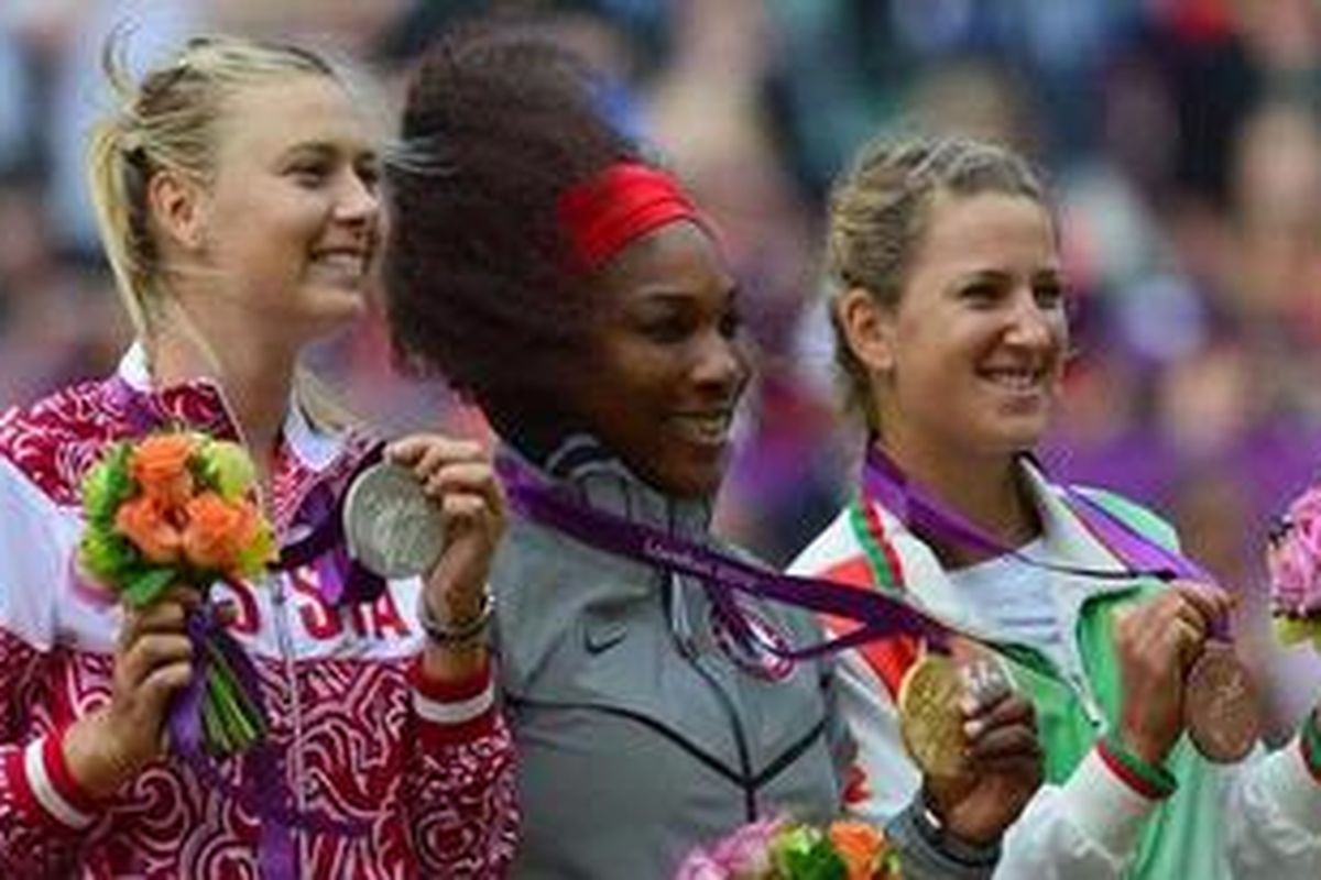 Petenis Amerika Serikat, Serena Williams (tengah), petenis Rusia Maria Sharapova (kiri), dan petenis Belarusia Victoria Azarenka, berpose saat pengalungan medali Olimpiade London 2012, Sabtu (4/8/2012). Serena sabet emas setelah di final kalahkan Sharapova, sedangkan Azarenka meraih perunggu.