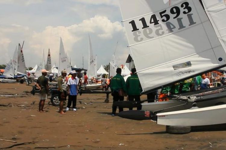 Sejumlah atlet cabang olahraga layar Pekan Olahraga Nasional (PON) ke XIX, bersiap-siap di Pantai Balongan, Kabupaten Indramayu, Jawa Barat, Selasa Siang, (20/09/2016). Panitia melakukan penundaan pertandingan beberapa waktu lantaran kondisi kecepatan angin di bawah normal.