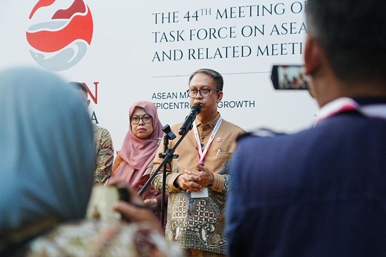 Deputi Bidang Koordinasi Kerja Sama Ekonomi Internasional Kemenko Perekonomian Edi Prio Pambudi usai menghadiri The 44th Meeting of the High-Level Task Force on ASEAN Economic Integration (HLTF-EI) and Related Meetings.

