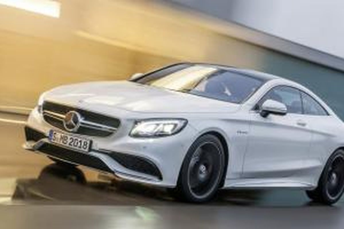 Mercedes-Benz S 63 AMG Coupe mengusung gaya agresif khas AMG.