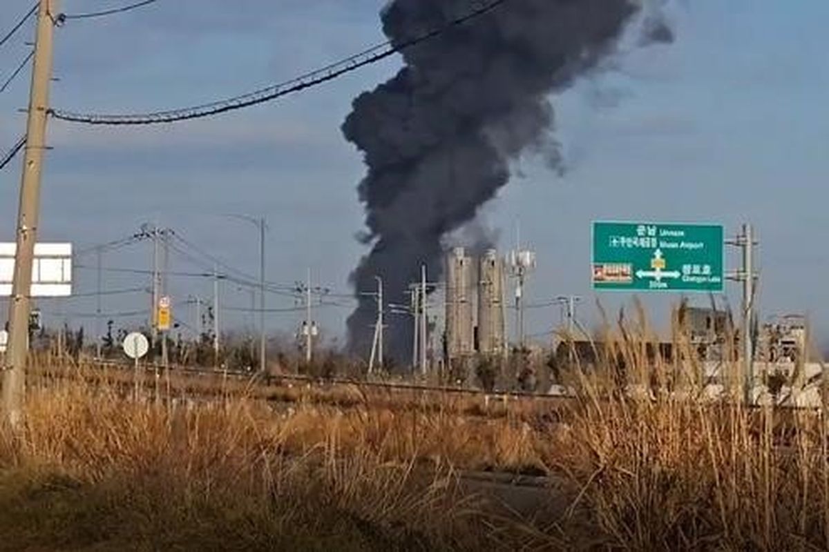 Foto pesawat jatuh di Bandara Korea Selatan pada Minggu (29/12/2024). Foto yang disediakan oleh pembaca Yonhap ini menunjukkan lokasi kecelakaan di mana sebuah pesawat penumpang jatuh di Bandara Internasional Muan di Muan, Provinsi Jeolla Selatan, pada Minggu ini.
