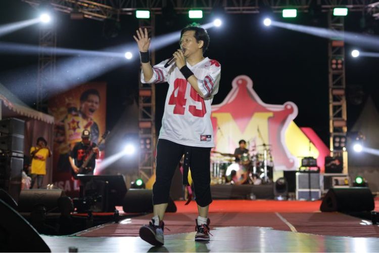Name 
Armand mengajak lebih dari 4.500 orang penonton bernyanyi bersama lagu Bisa Lagi yang merupakan jingle dari M-150. 

