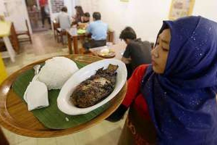 Ikan Bakar Bambu di Rumah Makan Duo Nenek, Jalan Hayam Wuruk, Kota Jambi. 