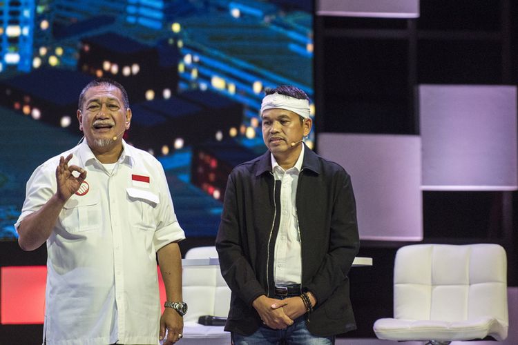 Pasangan calon gubernur dan wakil gubernur Jawa Barat Deddy Mizwar (kiri) dan Dedi Mulyadi menyampaikan visi dan misi saat Debat Calon Gubernur dan Wakil Gubernur Jawa Barat di Sabuga, Bandung, Jawa Barat, Senin (12/3/2018). Debat pertama calon gubernur dan wakil gubernur Jabar tersebut mengangkat sejumlah isu seperti politik, hukum, ekonomi, pemerintahan daerah, UMKM, dan infrastruktur.