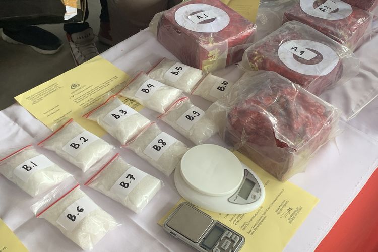 Polisi mengamankan narkotika jenis sabu sebesar 10.654 gram dari tangan pengedar berinisial MH (40) yang ditangkap di Pondok Gede, Kota Bekasi. Barbuk ditampilkan dalam konferensi pers di Mapolres Metro Bekasi Kota, Rabu (17/4/2024).