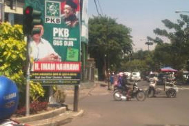 Baliho caleg gambar Gus Dur di salah satu perempatan jalan di Surabaya.