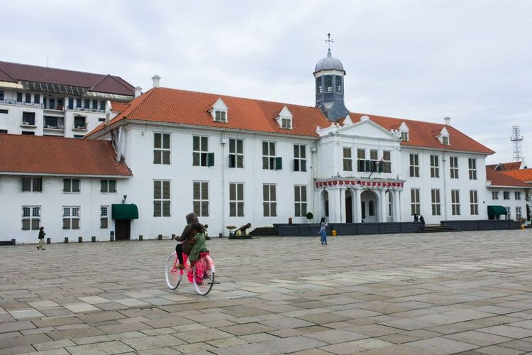 Pengunjung bersepeda di depan Museum Sejarah Jakarta di kawasan Kota Tua, Jakarta Barat, Rabu (10/11/2021).