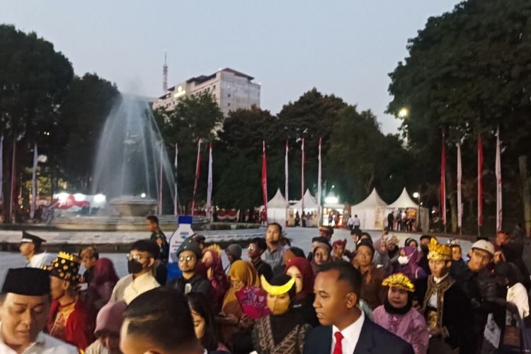 Antrean masyarakat yang akan masuk ke Istana Merdeka untuk mengikuti upacara bendera HUT ke-78 Kemerdekaan Republik Indonesia pada Kamis (17/8/2022) sudah berlangsung sejak pukul 05.00 WIB.