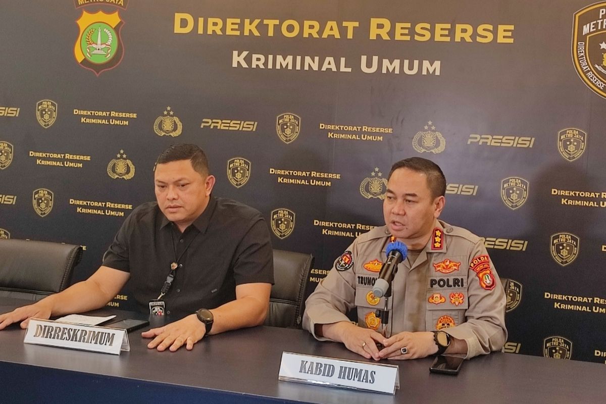 Dirkrimum Polda Metro Jaya, Kombes Pol Hengki Haryadi (kiri) dan Kabid Humas Polda Metro Jaya, Kombes Pol Trunoyudo Wisnu (kanan) saat menjelaskan perkembangan kasus pembunuhan berantai Wowon cs di Polda Metro Jaya, Selasa (24/1/2023).