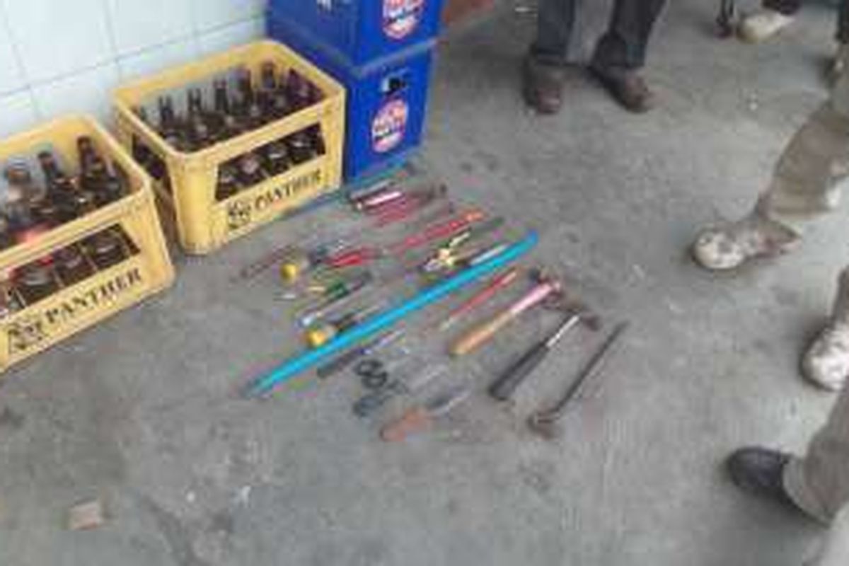 Berbagai jenis senjata tajam yang disita polisi dari salah satu kafe yang ada di Kalijodo, Sabtu (20/2/2016).