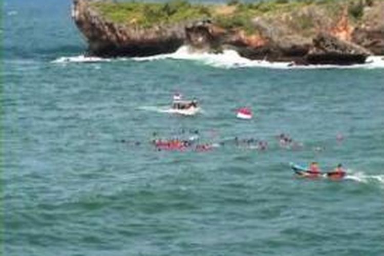 Sekitar 70 orang mengikuti upacara peringatan HUT ke-68 Republik Indonesia, di Laut Selatan, Pantai Baron, Yogyakarta, Sabtu (17/8/2013).