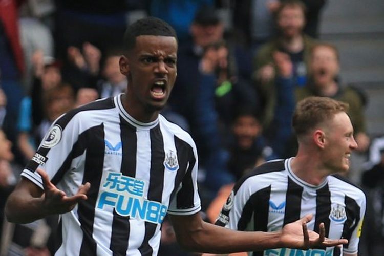 Penyerang Newcastle United Alexander Isak (kiri) merayakan gol saat membantu timnya menang 6-1 atas Tottenham Hotspur di Stadion St James' Park, Inggris, pada Minggu (23/4/2023) malam WIB. Berkat kemenangan ini, Newcastle naik ke peringkat ketiga klasemen Liga Inggris 2022-2023.