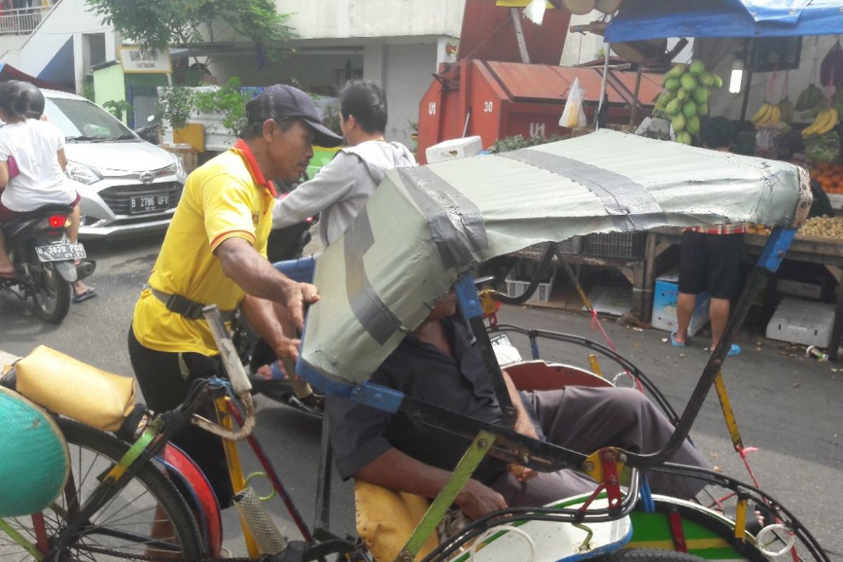 Sertani (baju kuning), tukang becak yang sudah menarik becak di kawasan Telukgong sejak 1975