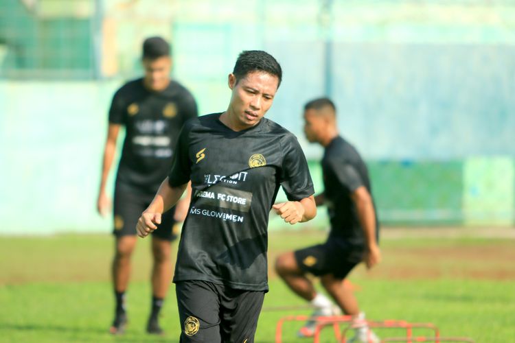 Pemain Arema FC Evan Dimas Darmono saat latihan bersama guna persiapan Liga 1 2022 di Stadion Gajayana Kota Malang, Rabu (12/8/2022) pagi.