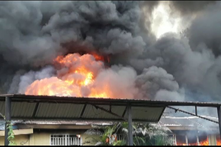 Kebakaran yang terjadi di gudang pabrik minuman air mineral kemasan Akwafa, milik PT. Global Makmur Perkasa, di Jalan Drs. Esau Sesa, Distrik Manokwari Barat, Kabupaten Manokwari, Papua Barat, Minggu (20/01/2019). 