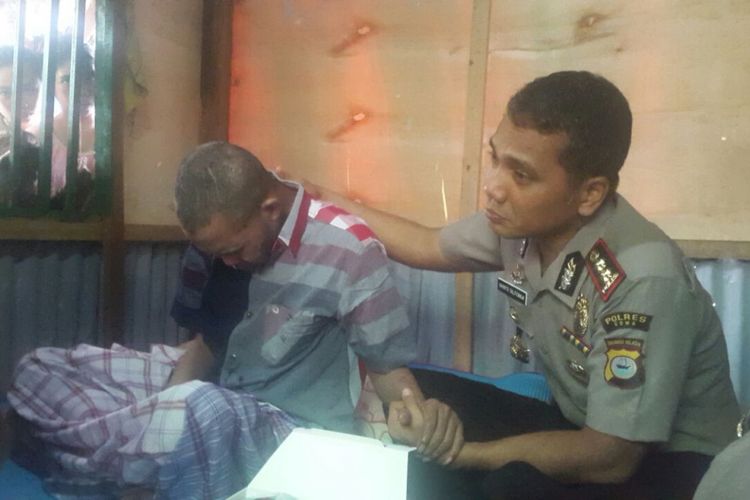 Kakek Atto (56) menangis saat bercengkrama dengan Kapolres Gowa, Sulawesi Selatan AKBO Shinto Silitonga di gubuk reyotnya, Kamis (4/1/2018).