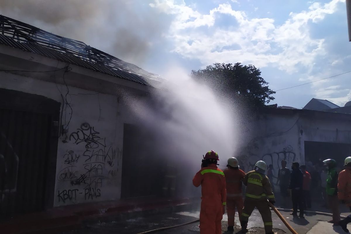 Dua ruko elektronik terbakar sekitar pukul 14.00 WIB, di  Jalan Palmerah Barat depan Puskesmas Gedung Tinggi, Kelurahan Grogol Utara, Kecamatan Kebayoran Lama, Jakarta Selatan  Kamis (25/11/2021). 