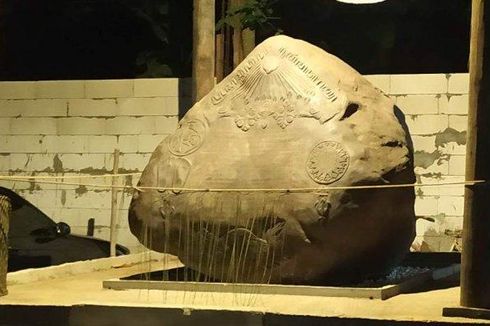 Batu Prasasti di Keraton Agung Sejagat, Diukir Gambar Cakra, Telapak Kaki, dan Trisula oleh Empu Wijoyo