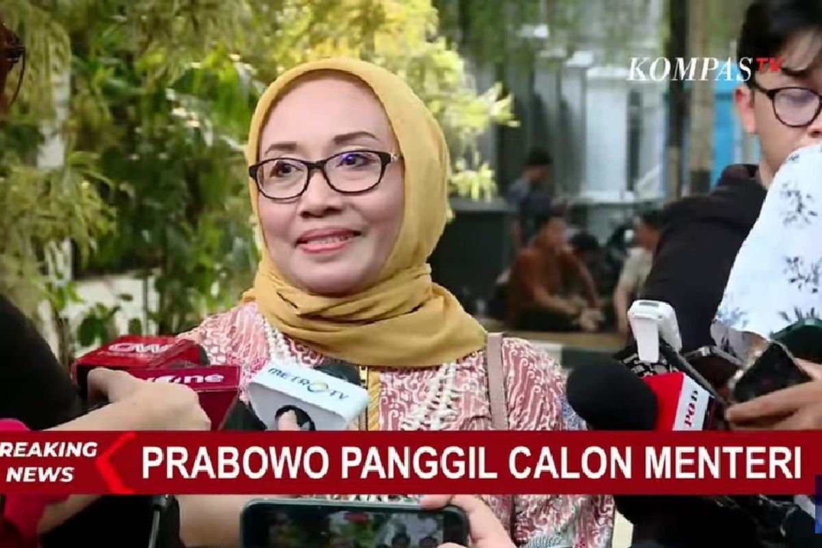 Menteri PPA Hj Arifah Fauzi menjabat Ketua PP Muslimat NU. Foto: Arifah saat memberikan keterangan pers setelah bertemu presiden terpilih Prabowo Subianto di kediaman Prabowo, Jalan Kertanegara IV, Jakarta, Senin (14/10/2024),