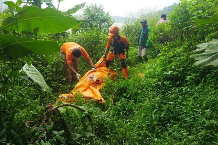 Polisi saat mengevakuasi mayat perempuan tanpa busana yang ditemukan di aliaran Sungai Citarum, Kabupaten Bandung Barat, Jawa Barat, Senin (11/4/2022).