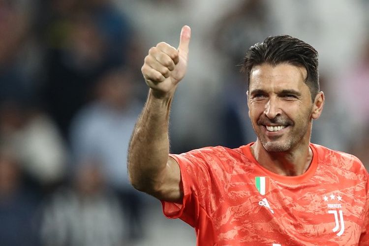 Penjaga gawang Juventus asal Italia Gianluigi Buffon merayakan akhir pertandingan sepak bola Serie A Italia Juventus vs Verona pada 21 September 2019 di stadion Juventus di Turin. (Foto oleh Isabella BONOTTO / AFP)