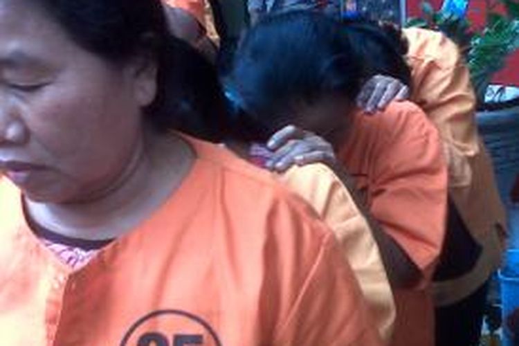 Empat perempuan lansia ditangkap setelah tertangkap basah berjudi bingo dengan taruhan sebesar Rp 100 di Kediri, Jawa Timur, Senin (27/1/2014).