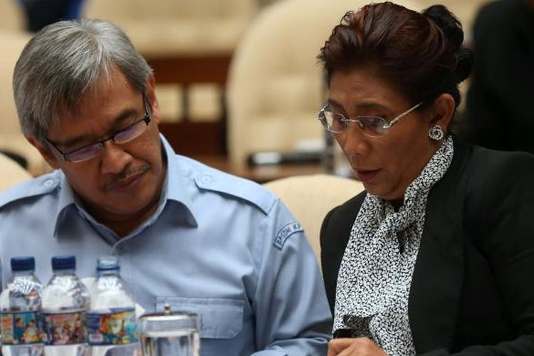 Menteri Kelautan dan Perikanan Susi Pudjiastuti berdiskusi dengan Sekretaris Jenderal Kementerian Kelautan dan Perikanan Sjarief Widjaja  disela-sela  Rapat Kerja bersama Komisi 4 DPR di Komplek PArlemen, Senayan, Jakarta, Rabu (7/9/2016). 