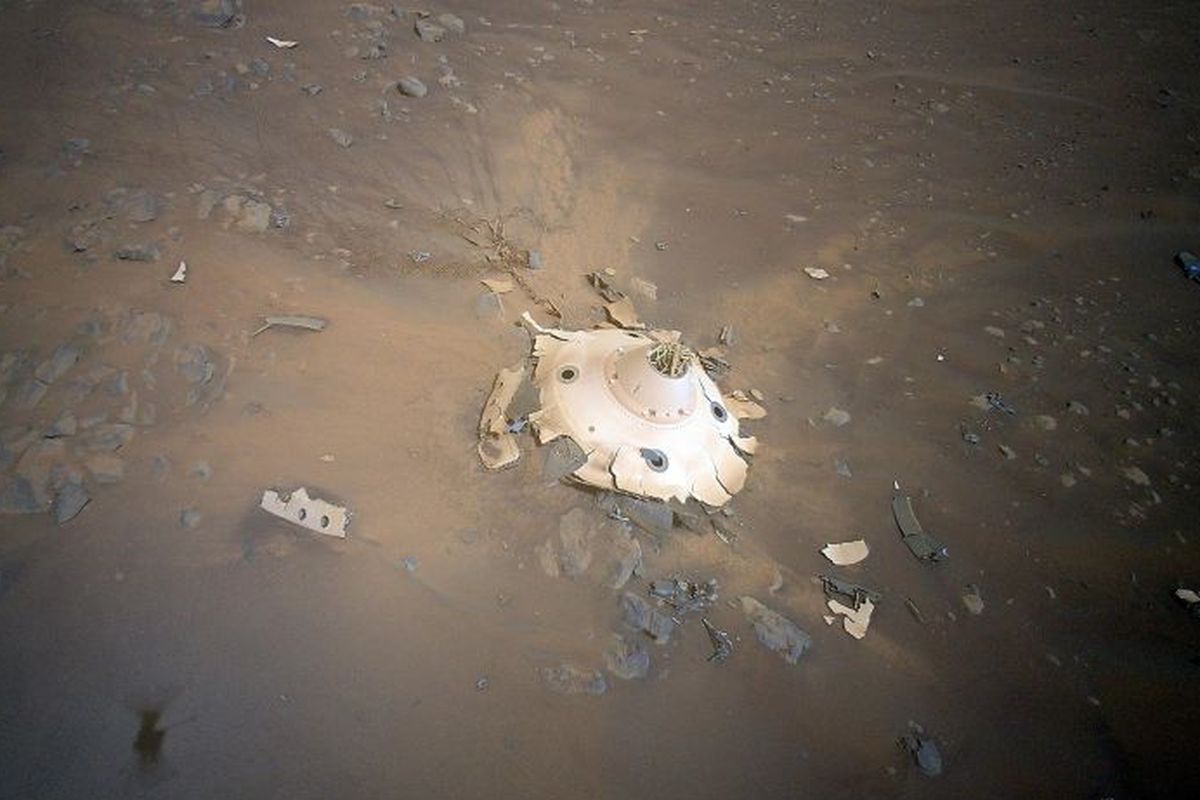 Helikopter NASA Ingenuity mengambil gambar puing-puing kerusakan perangkat yang membawanya ke Planet Mars dalam misi ke Mars yang dibawa bersama robot penjelajah, Perseverance.