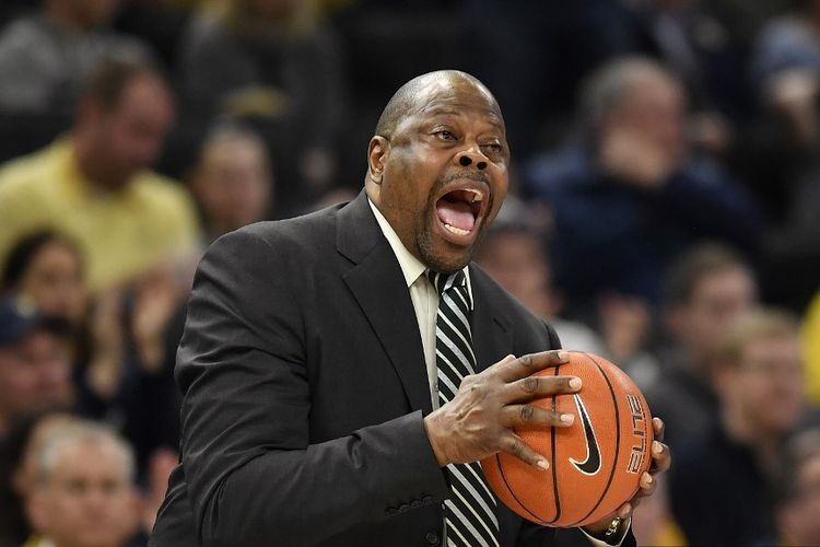 Pelatih tim basket putra Universitas Georgetown sekaligus legenda New York Knicks,Patrick Ewing.