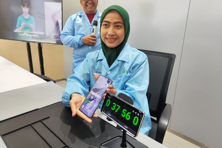 Total durasi bongkar-pasang Reno 10 Pro Plus, 37 menit 56 detik