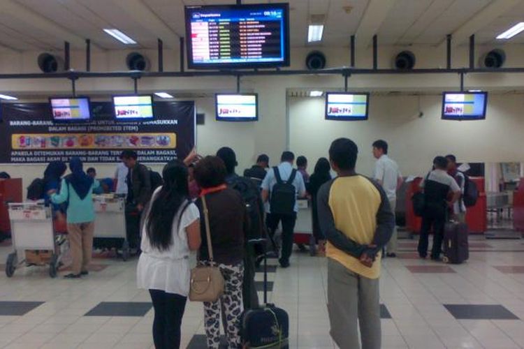 Suasana bagian check-in Bandara Sam Ratulangi Manado, Sulawesi Utara, Kamis (22/10/2015).