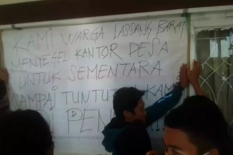 Ratusan warga menyegel kantor Desa Lassang Barat, Kecamatan Polongbangkeng Utara, Kabupaten Takalar, Sulawesi Selatan terkait dugaan penyalahgunaan dana bantuan covid-19. Senin, (22/6/2020).