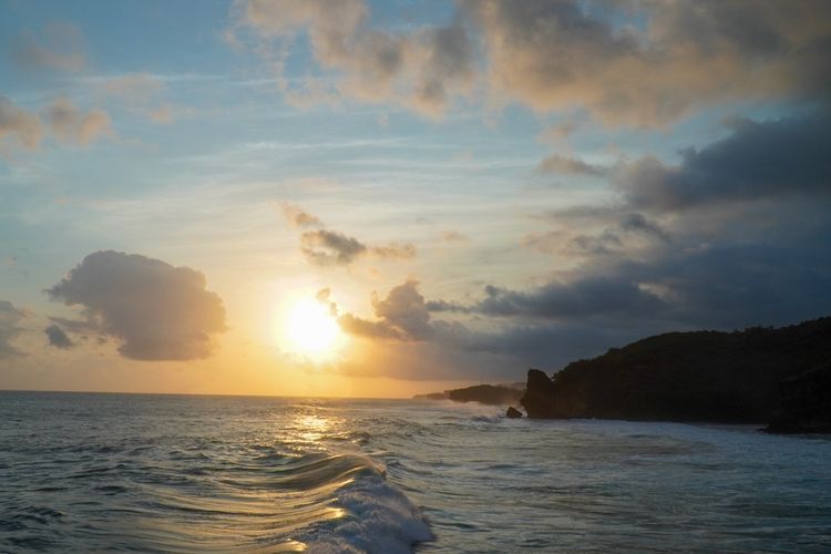 Pantai Widodaren, salah satu tempat melihat sunset di Yogyakarta.