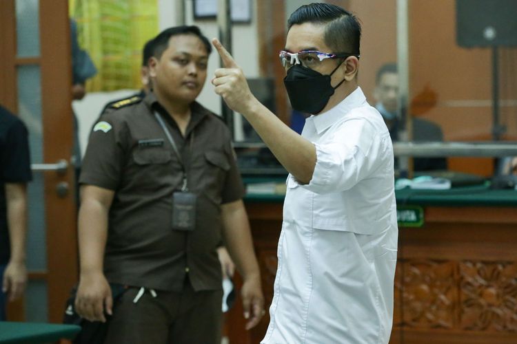 Eks Kapolres Bukittinggi AKBP Dody Prawiranegara usai menjalani sidang vonis di Pengadilan Negeri Jakarta Barat, Rabu (10/5/2023). Majelis hakim menjatuhkan hukuman 17 tahun penjara dan denda sebesar Rp 2 miliar dalam kasus peredaran narkotika jenis sabu yang menjeratnya.