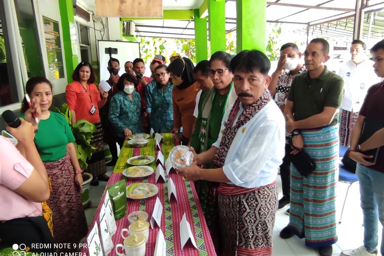 Penjabat Wali Kota Kupang George Hadjoh, saat menunjukan makanan tambahan yang berisi serbuk kelor, di Puskesmas Oesapa, Kelapa Lima, Kota Kupang, Selasa (4/4/2023) 