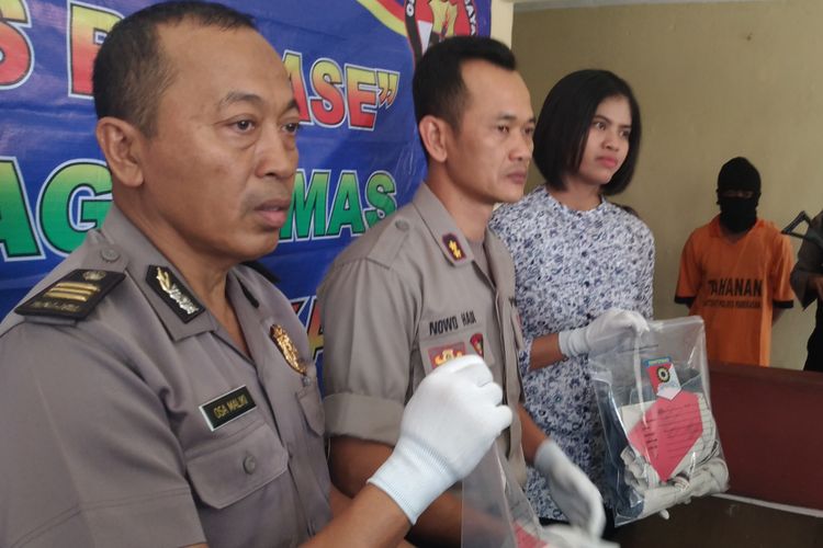 Kapolres Pamekasan Nowo Hadi Nugroho (tengah) didampingi  Kasubag Humas Polres Pamekasan, saat membeberkan barang bukti yang disita dalam peristiwa adegan mesum di depan kantor Pemda Pamekasan.