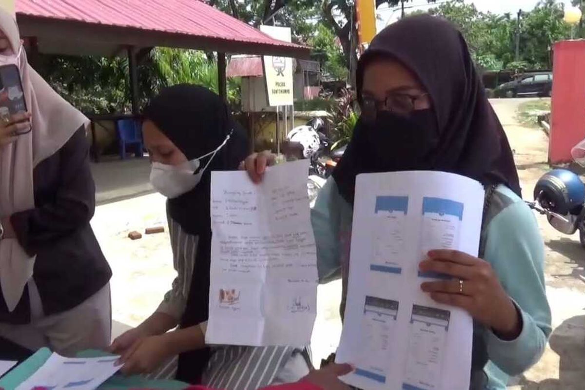 Puluhan wanita mendatangi Polsek Bontonompo, Kabupaten Gowa, Sulawesi Selatan lantaran menjadi korban dugaan penipuan arisan online dengan kerugian total Rp 1, 5 Miliar. Selasa, (10/5/2022).