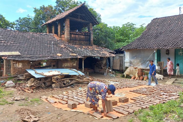 Salah satu rumah yang menjadi home industri genting di Desa Manyaran, Kecamatan Banyakan, Kabupaten Kediri, Jawa, Timur.