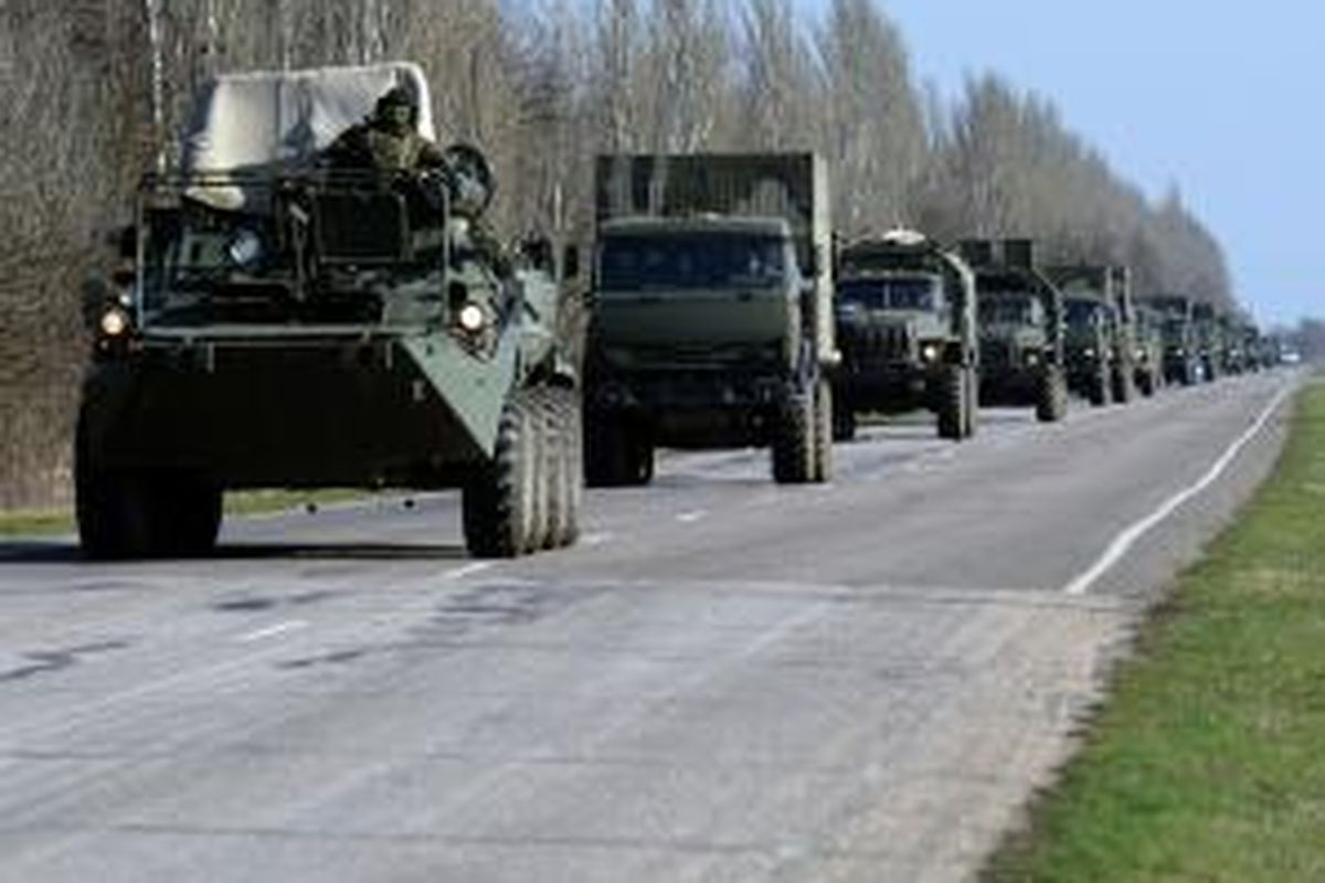 Iring-iringan kendaraan militer Rusia terlihat bergerak di jalan raka dekat kota Dzhankoy, Ukraina, Sabtu (15/3/2014). Militer Rusia mulai dikerahkan ke dekat perbatasan Ukraina menjelang referendum Crimea, Minggu (16/3/2014).