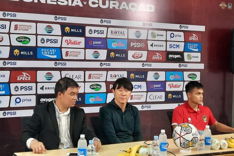 Pelatih timnas Indonesia, Shin Tae-yong (tengah) bersama Rachmat Irianto (kanan) dalam sesi konferensi pers laga FIFA Matchday antara Indonesia vs Curacao di Stadion Pakansari, Cibinong, Kabupaten Bogor, Selasa (27/9/2022).