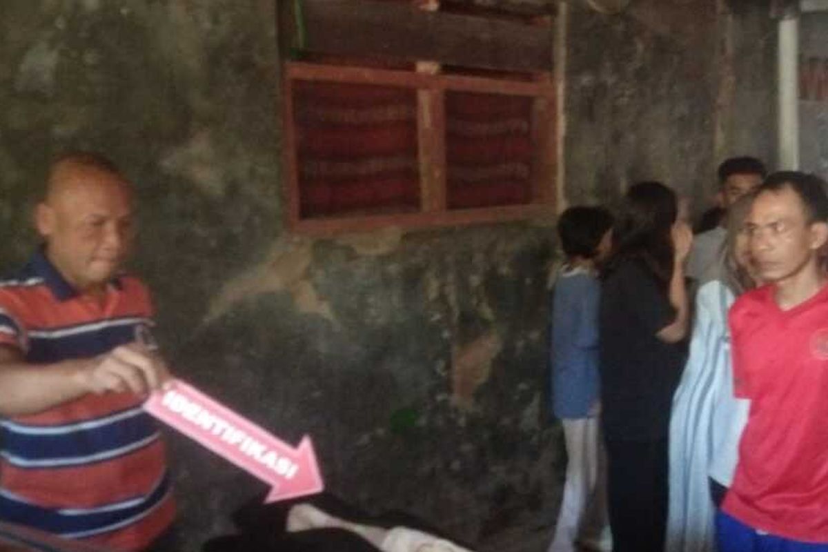 Polisi melakukan olah tempat kejadian perkara penemuan bayi laki-laki yang terbungkus kain di atas kap mobil seorang dokter di Kecamatan Cariu, Kabupaten Bogor, Jawa Barat, Kamis (4/7/2024).