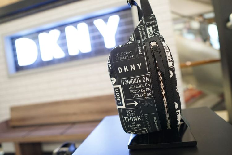 Salah satu kreasi tas pinggang yang ditawarkan dalam koleksi terbatas rumah mode DKNY x MTA 30th Anniversary, yang dipajang di pop up store DKNY di Plaza Indonesia, Jakarta.